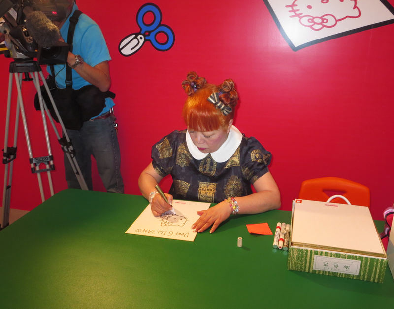 Yuko Yamaguchi doing the author’s drawing/Gillian G. Gaar